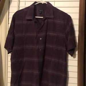 Short sleeve men’s dress shirt in burgundy